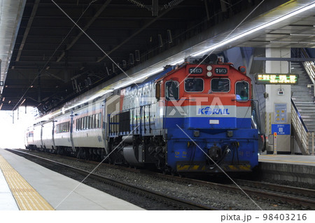 ディーゼル機関車が牽引する韓国鉄道公社KORAILの優等列車、ムグンファ号 ディーゼル機関車が牽引する韓国鉄道公社KORAILの優等列車、ムグンファ号 98403216