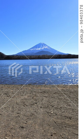 他手合浜から望む富士山（山梨県富士河口湖町） 98403378