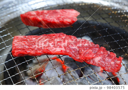 高級な牛肉の炭火焼肉 98403575