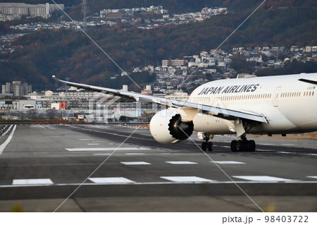 伊丹空港の滑走路 航空機のランディング 超望遠撮影 伊丹空港の滑走路 航空機のランディング 超望遠撮影 98403722