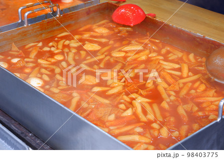 餅を甘辛く煮込んだ韓国の屋台の代表的メニューのトッポギ 98403775