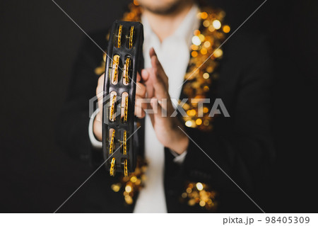 タンバリンを持つ男性 98405309