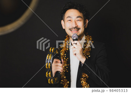 タンバリンを持つ男性 98405313