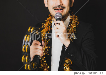 タンバリンを持つ男性 98405314