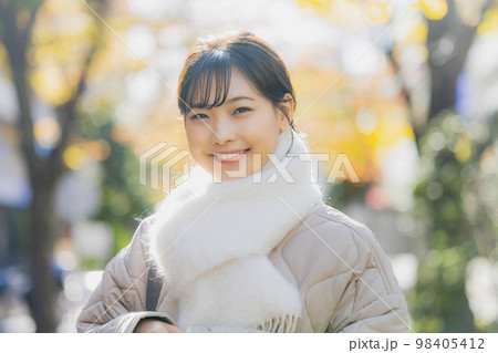 冬 屋外を歩く女性 冬 屋外を歩く女性 98405412