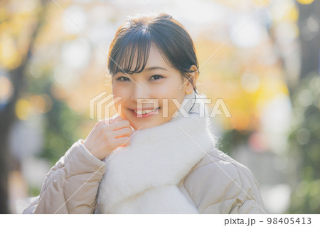 冬 屋外を歩く女性 冬 屋外を歩く女性 98405413
