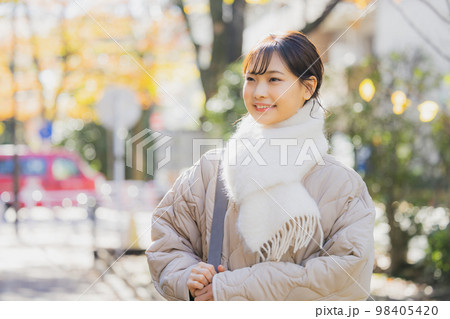 冬　屋外を歩く女性 98405420