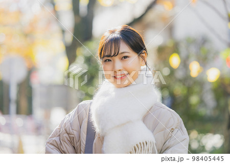 冬 屋外を歩く女性 冬 屋外を歩く女性 98405445