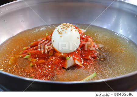 朝鮮半島由来の冷製麺料理の冷麺 朝鮮半島由来の冷製麺料理の冷麺 98405696