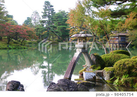徽軫灯籠・兼六園(石川県・金沢市) 徽軫灯籠・兼六園(石川県・金沢市) 98405754