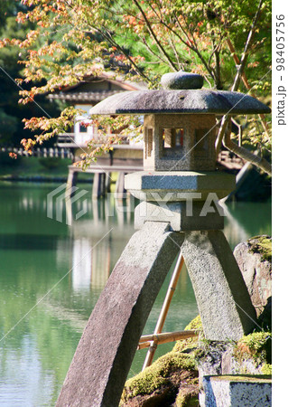 徽軫灯籠・兼六園（石川県・金沢市） 98405756