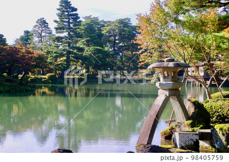 徽軫灯籠・兼六園（石川県・金沢市） 98405759