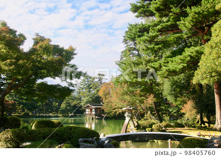 徽軫灯籠・兼六園(石川県・金沢市) 徽軫灯籠・兼六園(石川県・金沢市) 98405760