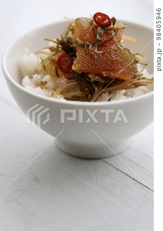 白米に乗せた北海道名物の数の子松前漬 白米に乗せた北海道名物の数の子松前漬 98405946