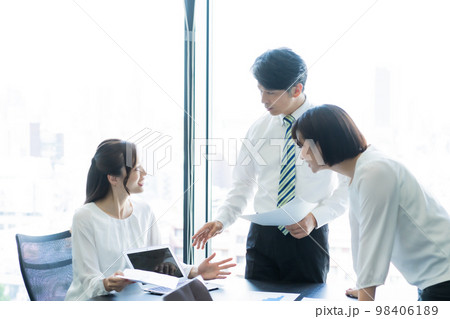 Yシャツ姿で打ち合わせするおじさん（50代のおじさんの日常シリーズ） 98406189