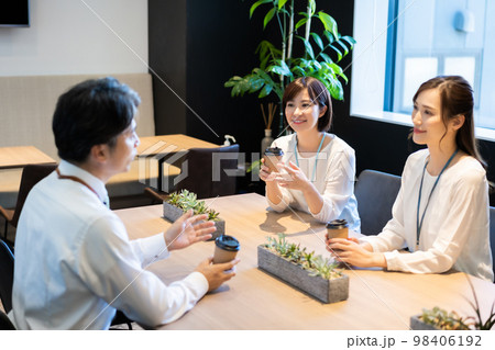 若い女性スタッフと打ち合わせをするおじさんの背中(50代のおじさんの日常シリーズ) 若い女性スタッフと打ち合わせをするおじさんの背中(50代のおじさんの日常シリーズ) 98406192