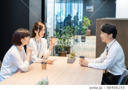 コーヒーを持って休憩するおじさん（50代のおじさんの日常シリーズ） 98406193