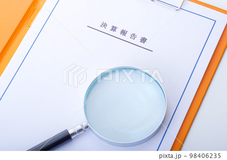 決算報告書と虫メガネ 98406235