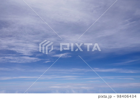 機窓から眺める雲 上空 飛行機 層雲や積雲 巻積雲 白い雲 機窓から眺める雲 上空 飛行機 層雲や積雲 巻積雲 白い雲 98406434