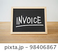 インボイス制度の説明、INVOICEと書かれた黒板 98406867