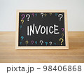 インボイス制度の説明、INVOICEと書かれた黒板 98406868