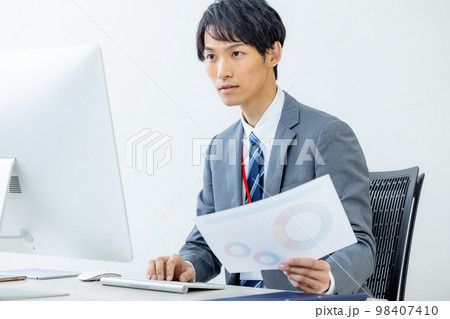 ビジネスマン　オフィス　パソコン 98407410