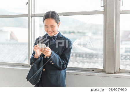 学校の教室でスマホを使う中学生・高校生・小学生の女の子(アプリ・SNS・インターネット・青春) 学校の教室でスマホを使う中学生・高校生・小学生の女の子(アプリ・SNS・インターネット・青春) 98407460