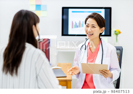 女性　医者　診察イメージ 98407513