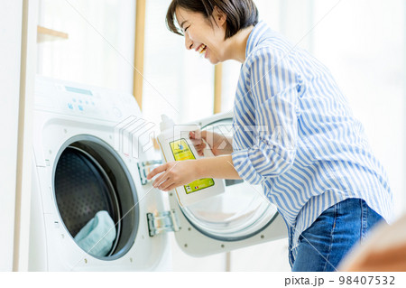 洗濯をする女性 98407532