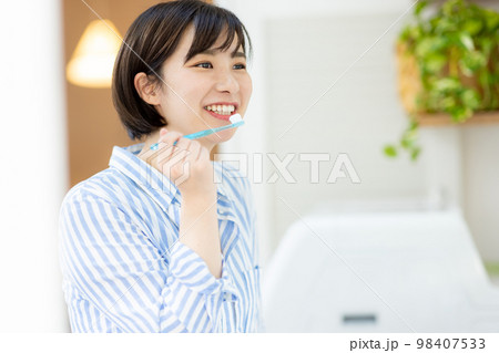 歯磨きをする若い女性 98407533