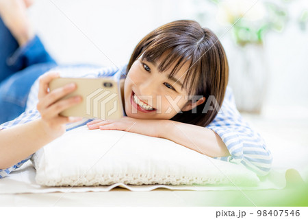 若い女性がスマホを操作している 若い女性がスマホを操作している 98407546