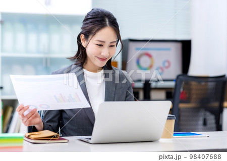 女性　スーツ姿のOLイメージ 98407688