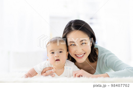 母親と赤ちゃん　笑顔 98407702