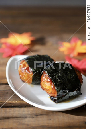 甘辛く味付けしたイモ団子の磯部巻き 甘辛く味付けしたイモ団子の磯部巻き 98407951