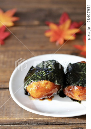 甘辛く味付けしたイモ団子の磯部巻き 98407954