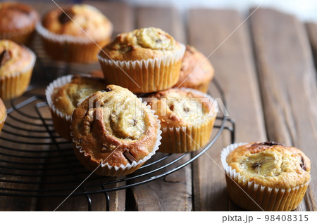 手作りのしっとりチョコバナナマフィン　焼き菓子 98408315