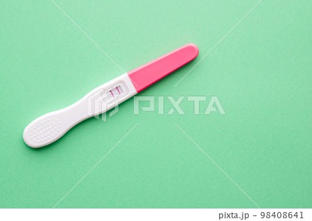 妊娠検査薬の写真素材 98408641
