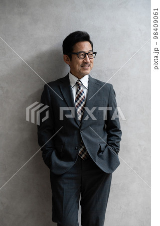 ミドル世代のビジネスマン 98409061