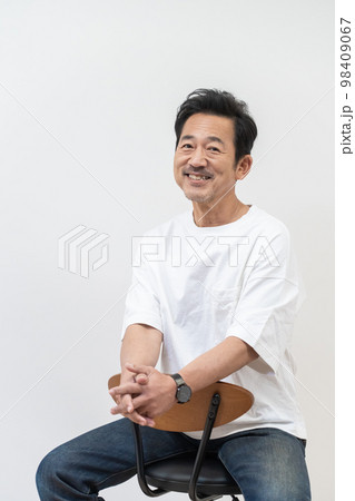 アラフィフ男性のシンプルなポートレート アラフィフ男性のシンプルなポートレート 98409067