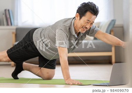 自宅でトレーニングをする50代の男性 自宅でトレーニングをする50代の男性 98409070