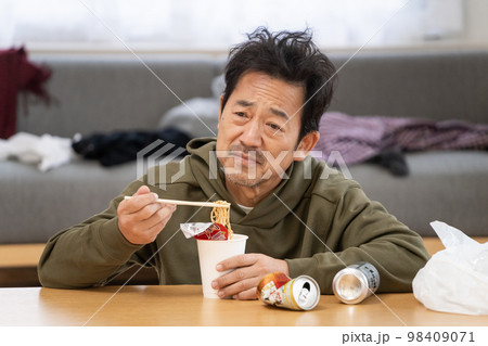 50代男性の荒んだライフスタイルイメージ 98409071