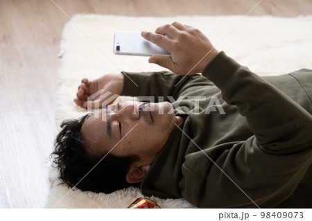 50代男性の荒んだ生活 98409073