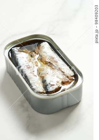 オイルサーディンの缶詰 98409203