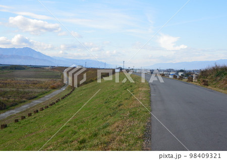 吉野川・左岸の土手道(徳島県上板町綾部) 吉野川・左岸の土手道(徳島県上板町綾部) 98409321