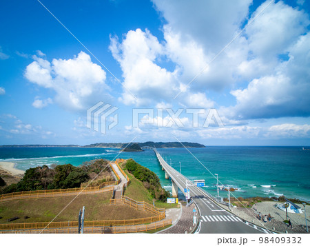晴れた日の角島大橋 98409332