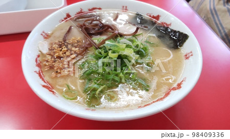 熊本県玉名市、玉名ラーメン四天王の一つ「千龍ラーメン」の豚骨ラーメン 熊本県玉名市、玉名ラーメン四天王の一つ「千龍ラーメン」の豚骨ラーメン 98409336