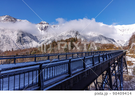 北アルプス大橋　雪景色 98409414