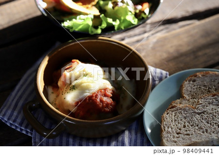 ロールキャベツとライ麦パンで野菜たっぷりヘルシーごはん ロールキャベツとライ麦パンで野菜たっぷりヘルシーごはん 98409441