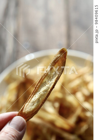 グルテンフリーの野菜のおやつ スライスごぼうチップス グルテンフリーの野菜のおやつ スライスごぼうチップス 98409615