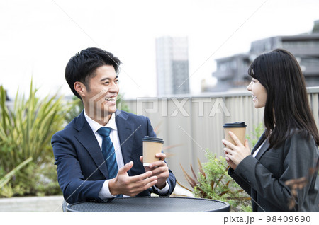 休憩中に話をするビジネスマン 98409690